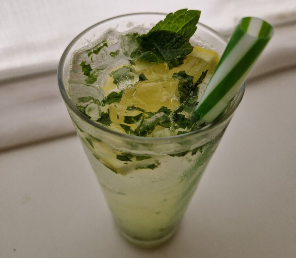 Limoncello Mojito drink med mynte